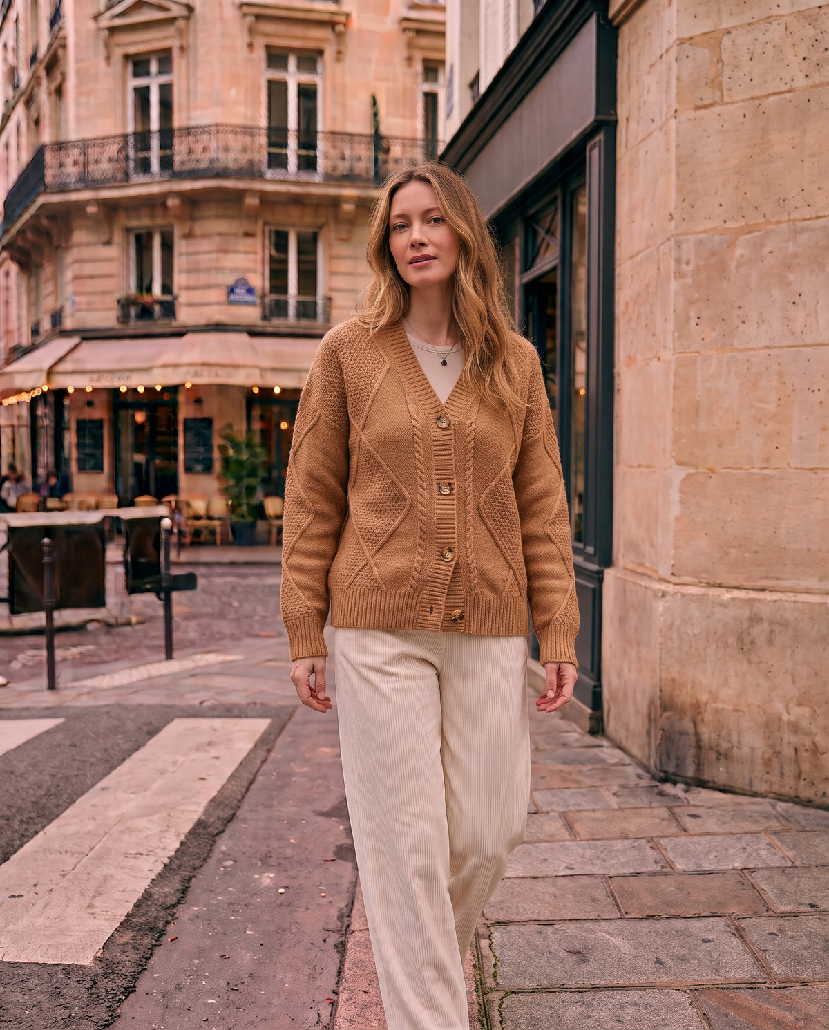 Adalgisa – Cardigan Moelleux en Maille Torsadée & Boutons Bois