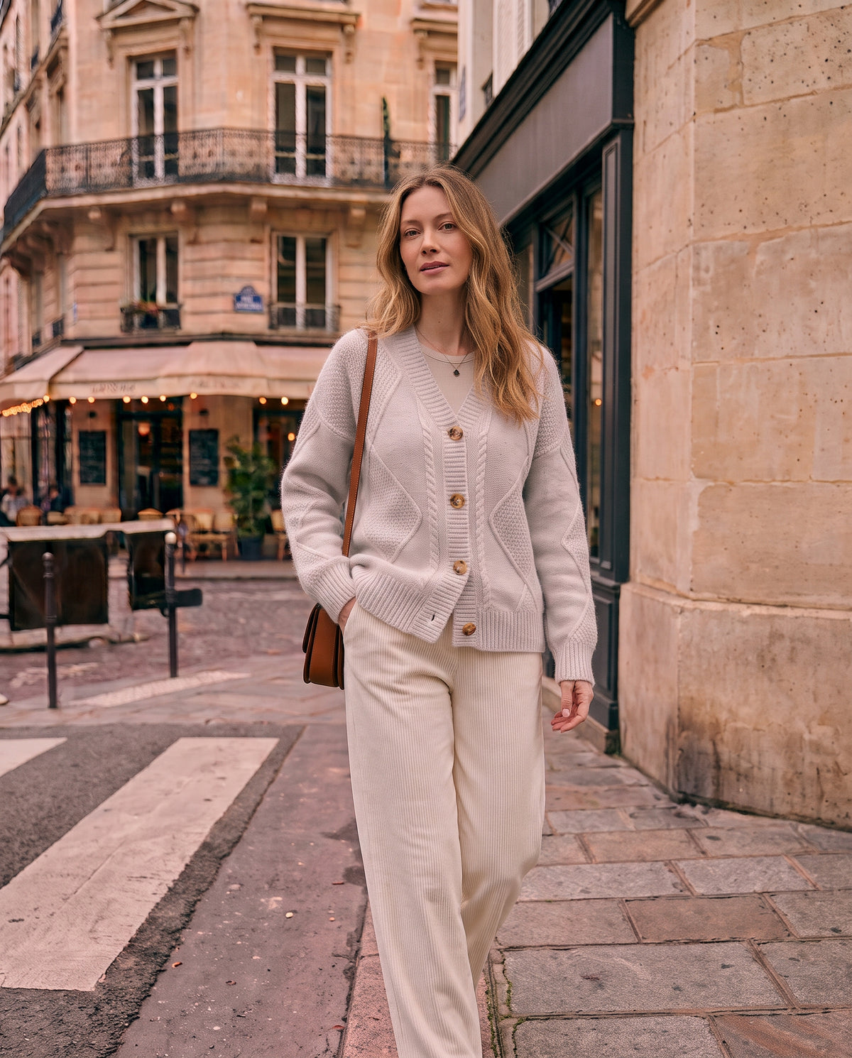 Adalgisa – Cardigan Moelleux en Maille Torsadée & Boutons Bois