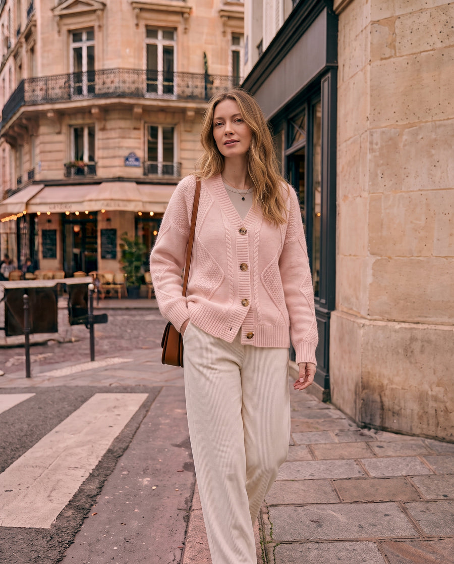 Adalgisa – Cardigan Moelleux en Maille Torsadée & Boutons Bois